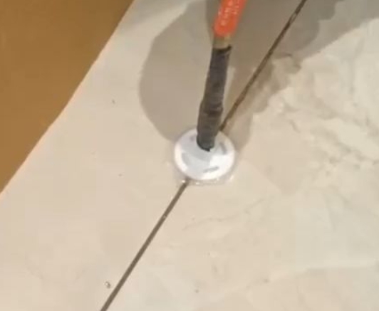 路北瓷砖空鼓维修公司专业解答瓷砖在铺贴过程中，如果没有涂抹均匀到位的粘结材料（如水泥砂浆或瓷砖胶），可能会导致以下问题