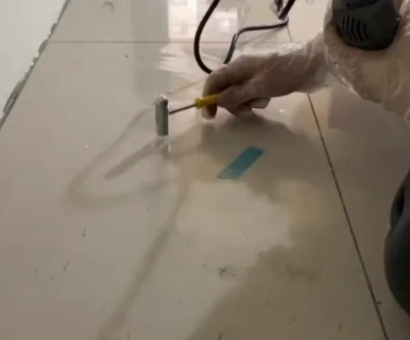 路北瓷砖开裂维修公司专业分享瓷砖在铺贴前如果没有沥干水分，将会导致以下问题