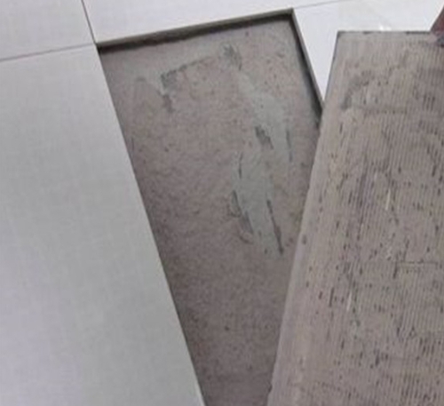 路北瓷砖空鼓维修公司分享瓷砖铺贴时如果打浆（即涂抹在瓷砖背面和基层上的砂浆或瓷砖胶）过少，会带来以下问题